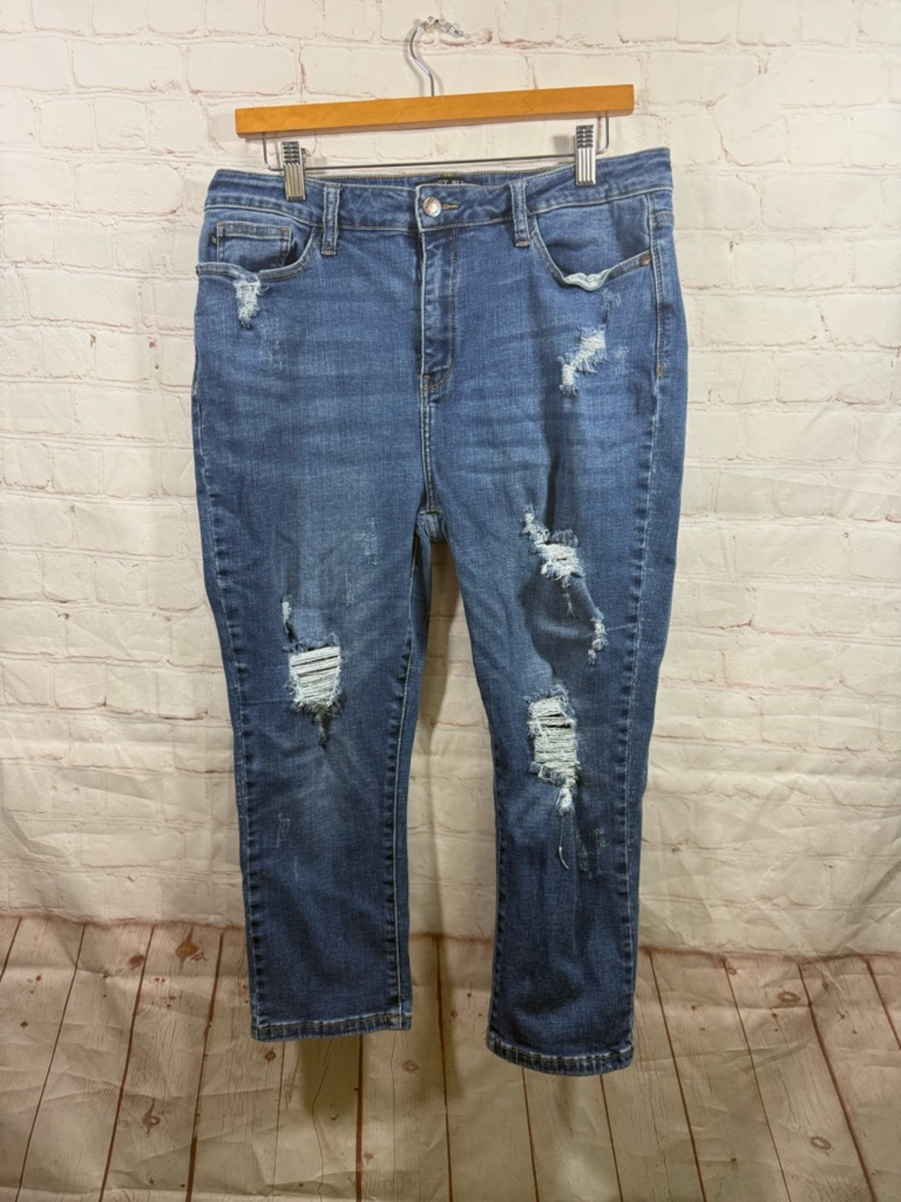 Judy Blue Capri Fit Distressed Stretch Jeans Size 15/32 Medium Wash Denim